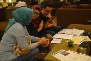"Face to Face Consultation" antara konsultan Edu AtMalaysia dan Calon Pelajar. Dari kiri: Orang tua calon pelajar, Konsultan Edu AtMalaysia, dan calon pelajar 